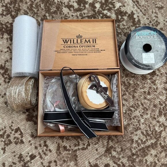Ribbon bundle in an empty cigar box - Picture 3 of 5